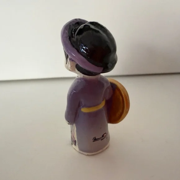 Charming Ceramic Figurines in Traditional Dress - Picture 3 of 5